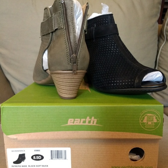 2 pairs of Earth Brand Intrepid WIDE Soft Buck - Picture 5 of 5